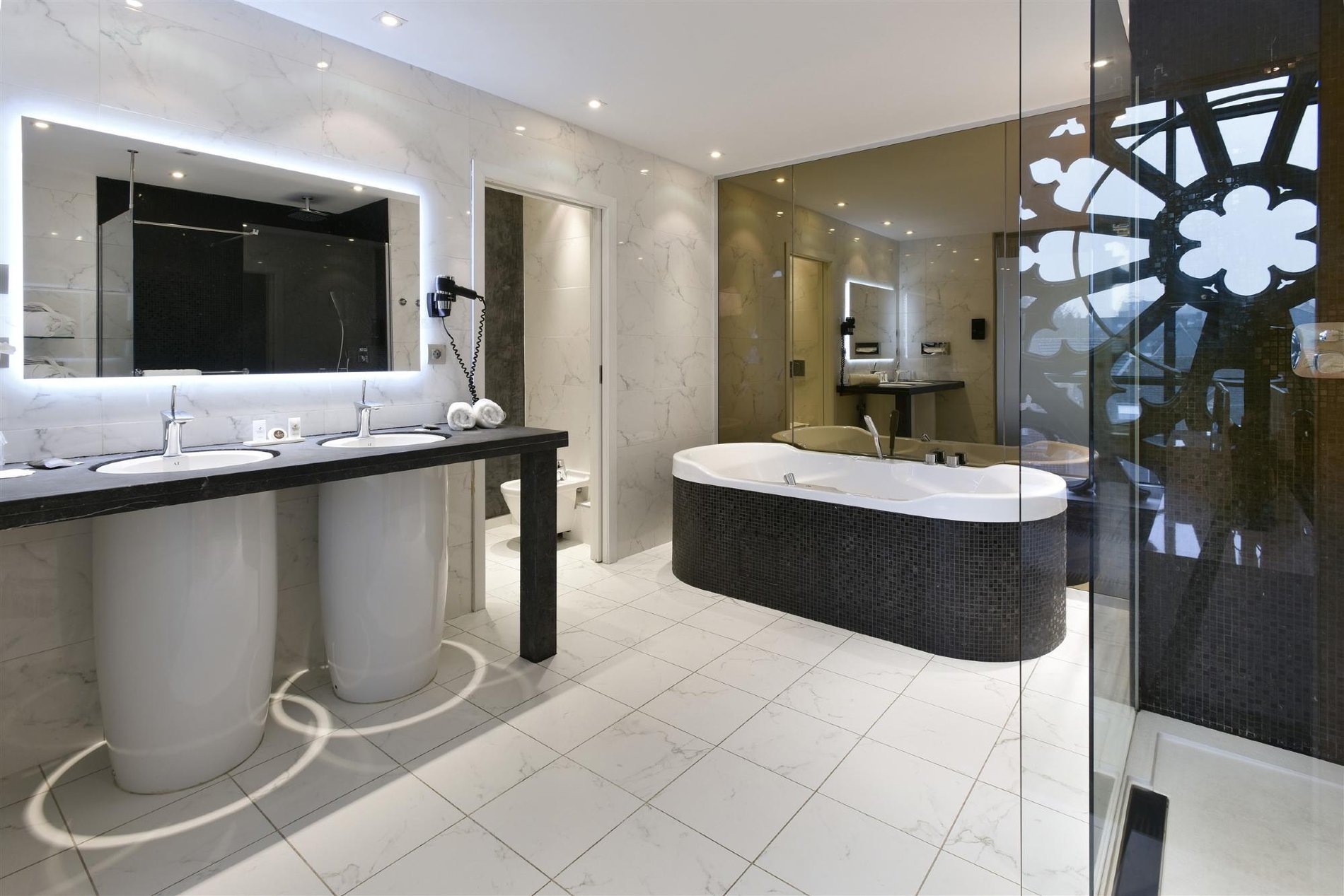 Großes Badezimmer mit Whirlpool im Best of Home Zimmer.