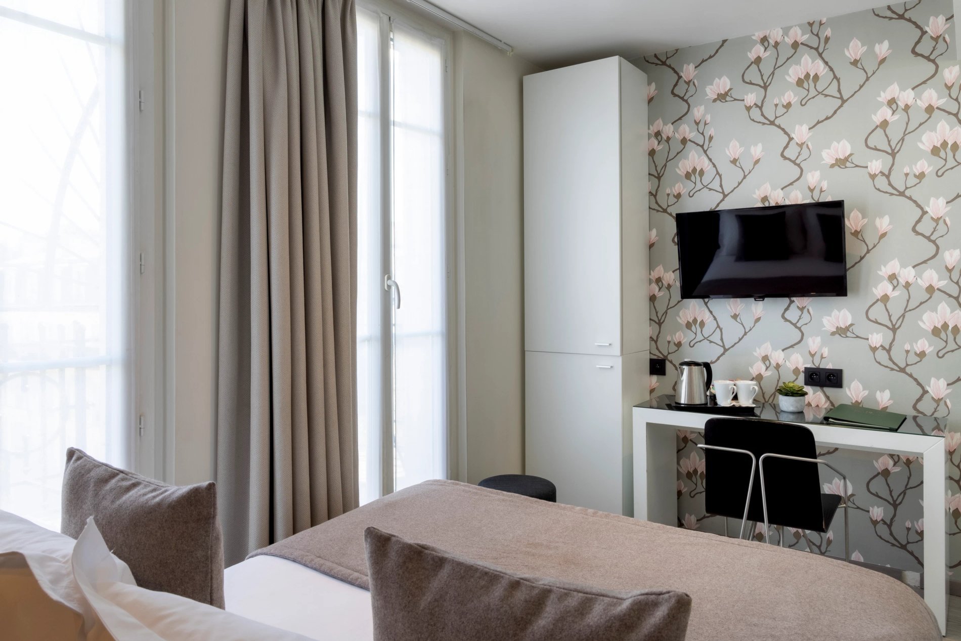 Hotel Brady Superior Room Balcony Desk Kettle