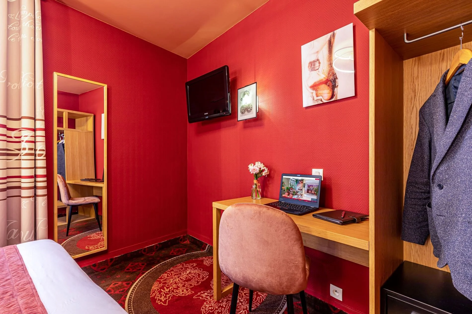 Bureau fonctionnel de la Chambre Classique Double avec rangements et espace de travail à l'Hôtel Ariane Montparnasse