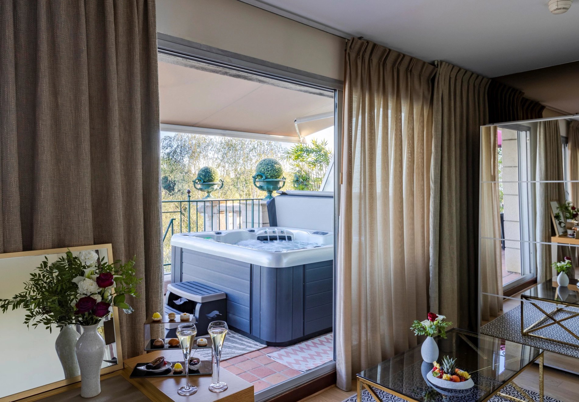 Découvrez notre chambre Deluxe d'exception avec Spa privatif en terrasse, vue sur la rivière