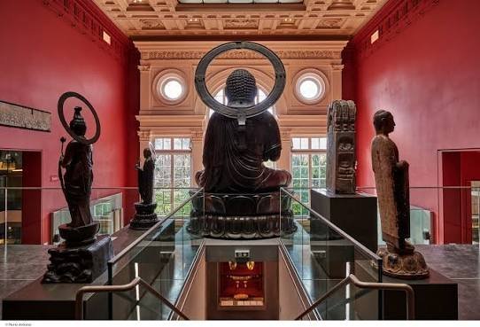 Musée Cernuschi à Paris avec sa grande statue de Bouddha et sa collection d’art asiatique, à proximité de l’Hôtel Glasgow Monceau