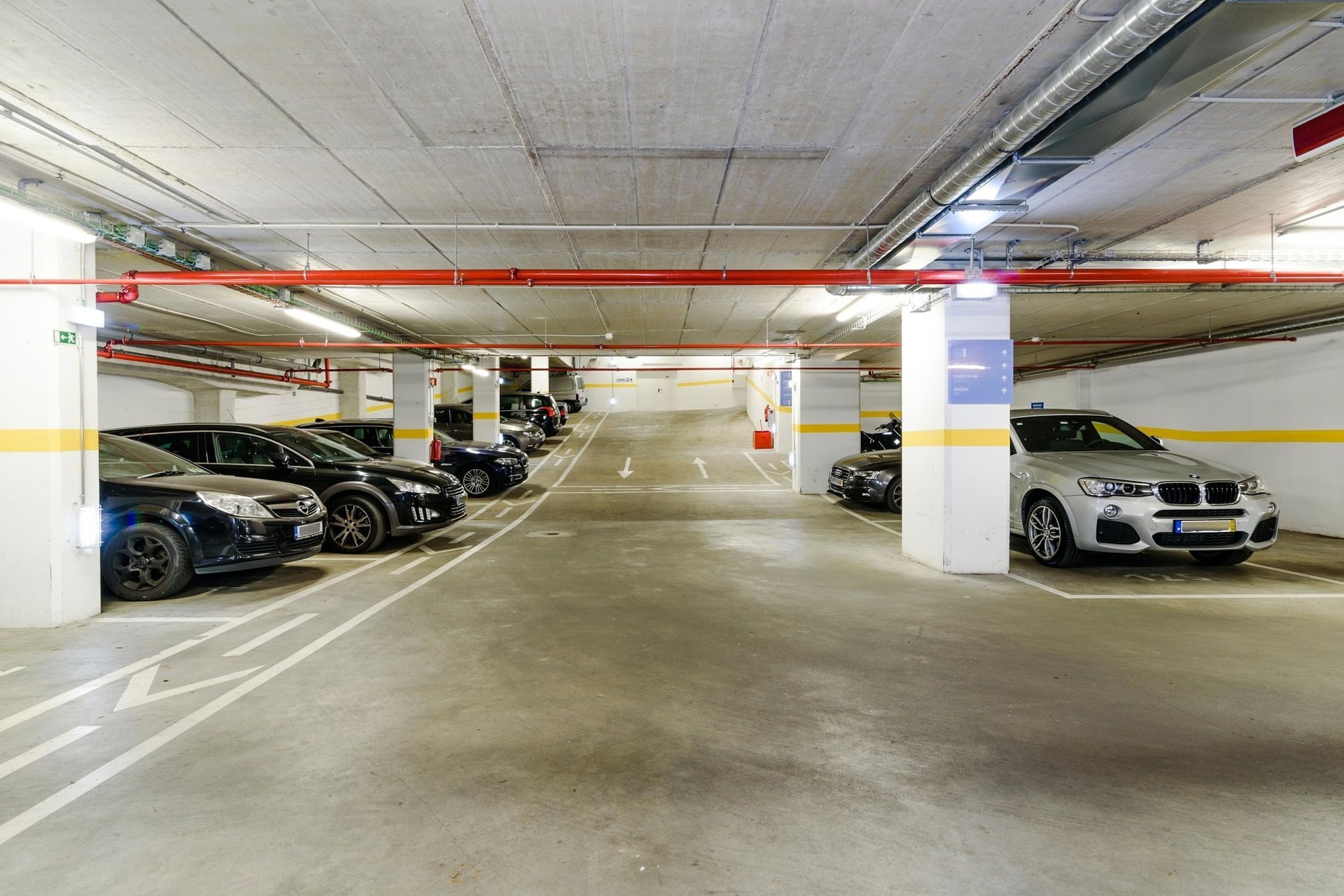 Zona de estacionamento do Jupiter Lisboa Hotel, localizado no Campo Pequeno