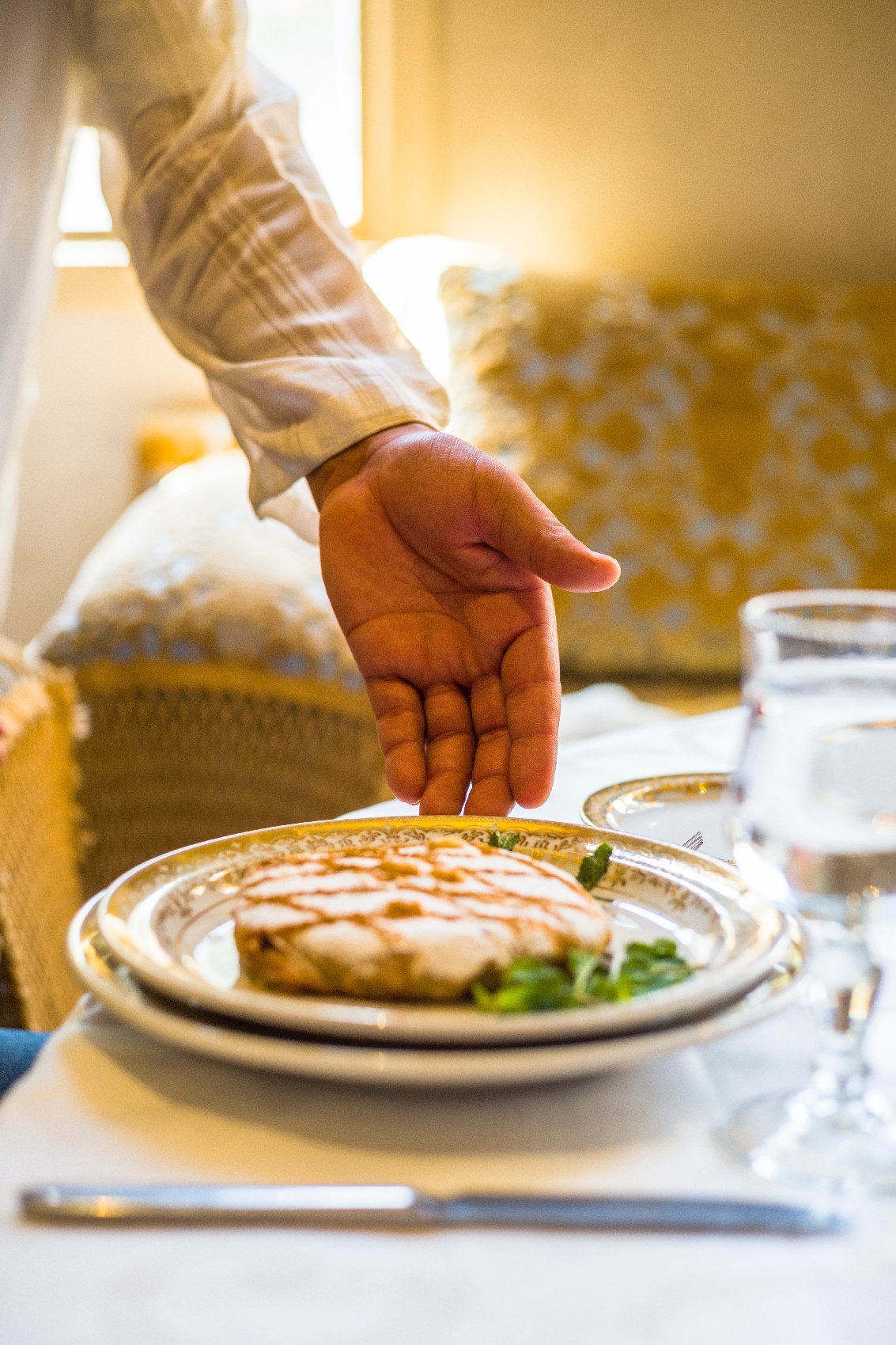 Accueil marocain avec thé à la menthe et pâtisseries au Berbère Palace