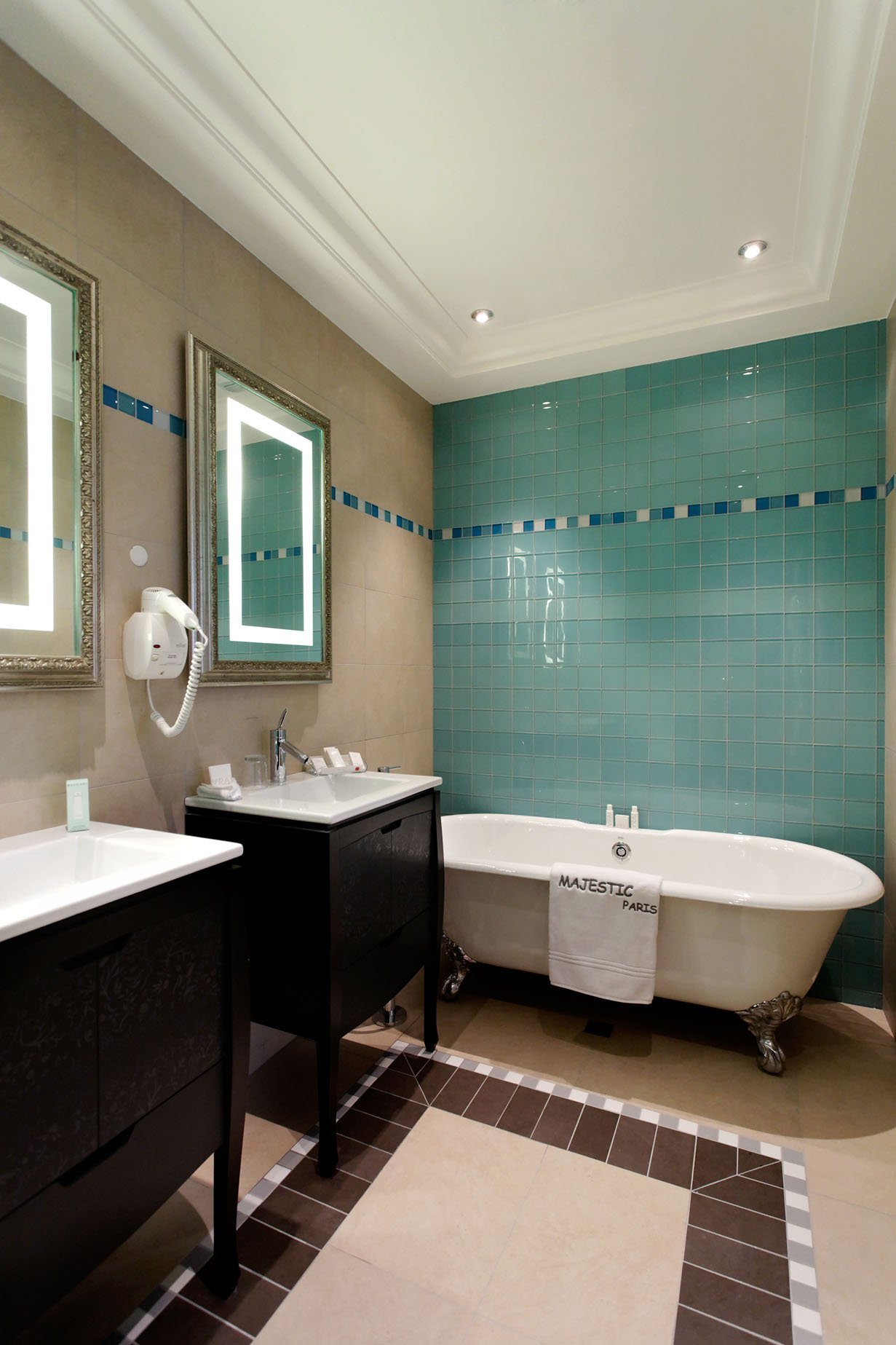 Majestic Hôtel-Spa Junior Suite Deluxe Bathroom