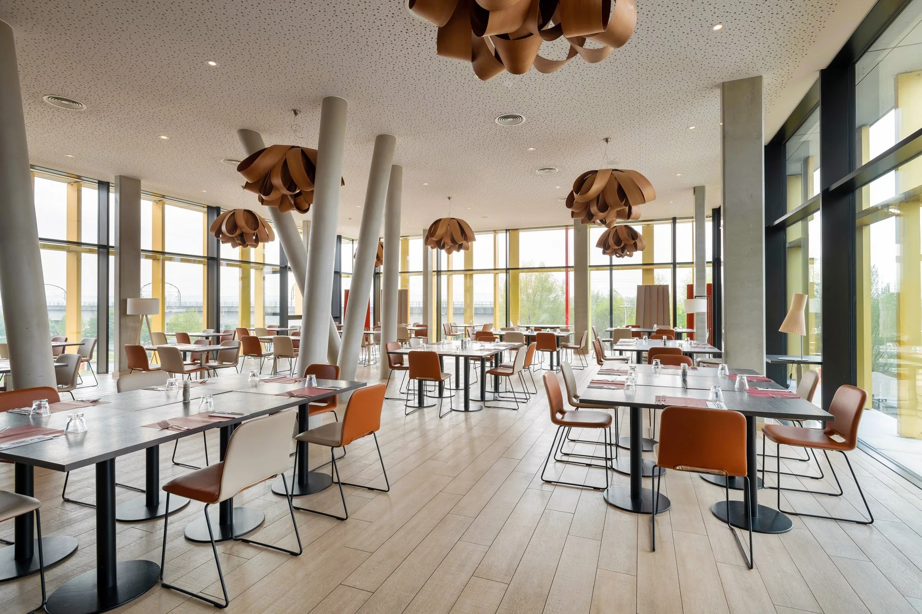 Restaurant spacieux et moderne baigné de lumière naturelle