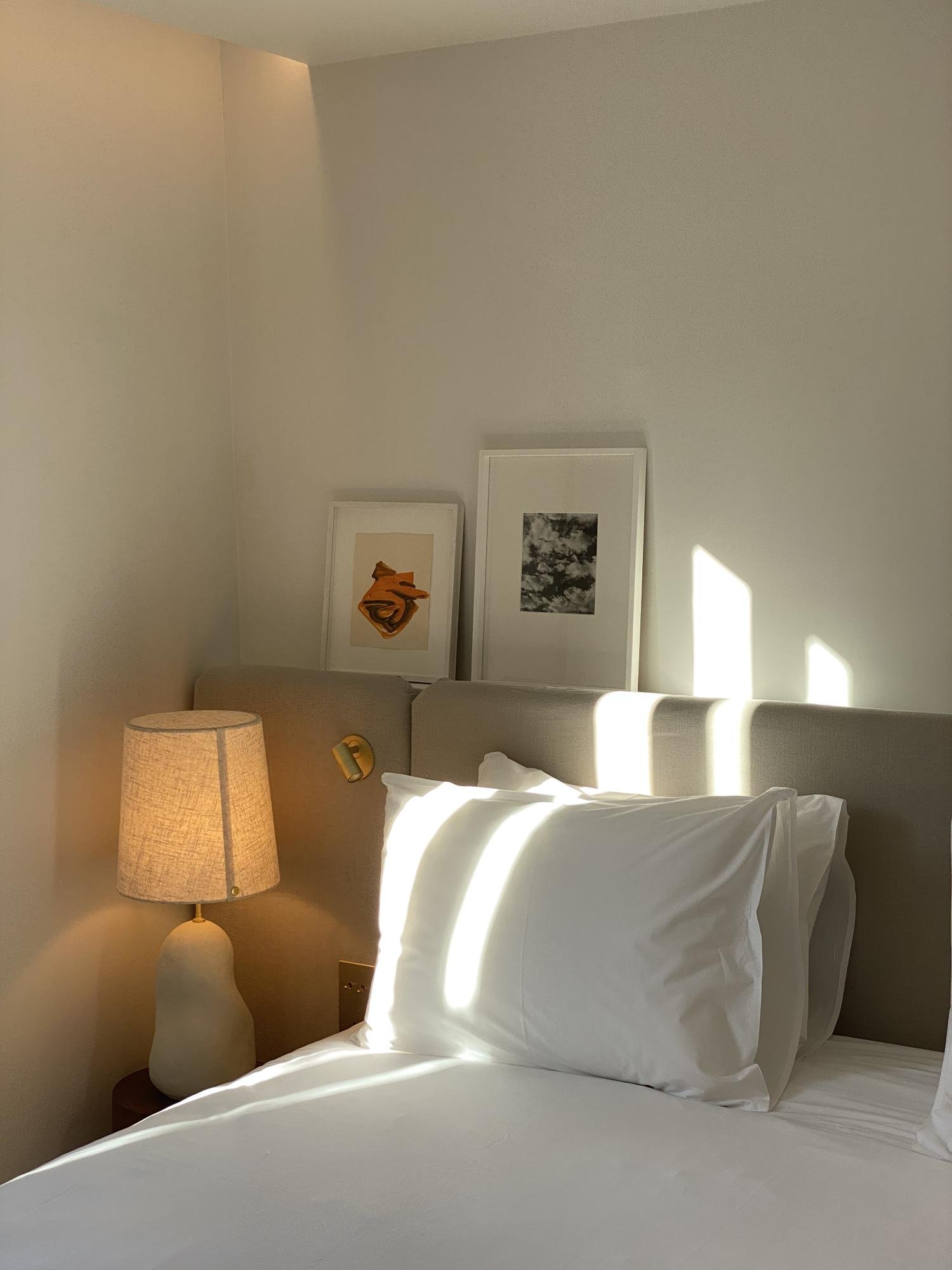 Hôtel Nuage Paris | Bed lamps Deluxe room balcony