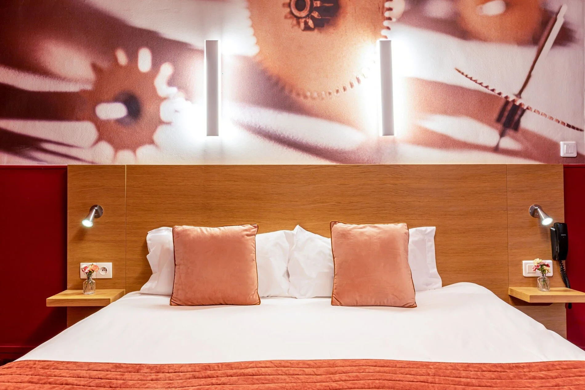 Lit Queen Size avec literie premium dans une Chambre Supérieure Double de l'Hôtel Ariane Montparnasse au cœur de Paris