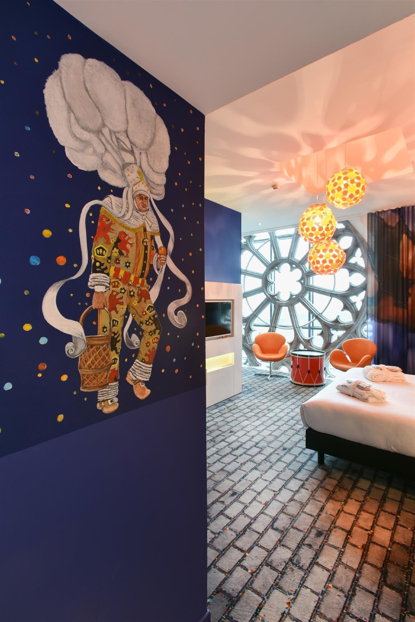 Design-Zimmer mit Wandgemälde und heller Dekoration im Martin's Dream in Mons.