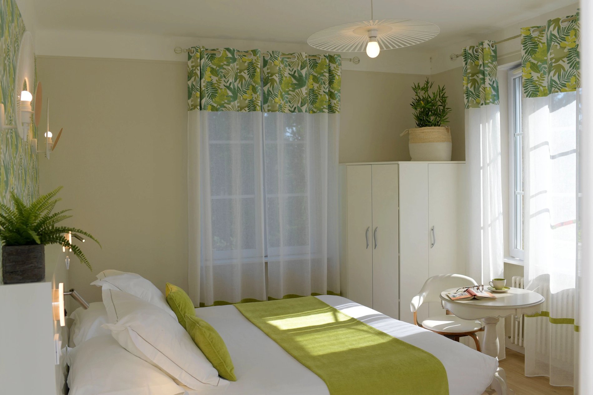 Villa Ramade Classic room at Hotel La Ramade with botanical decor and bright window, symbolizing a fresh and natural ambiance.