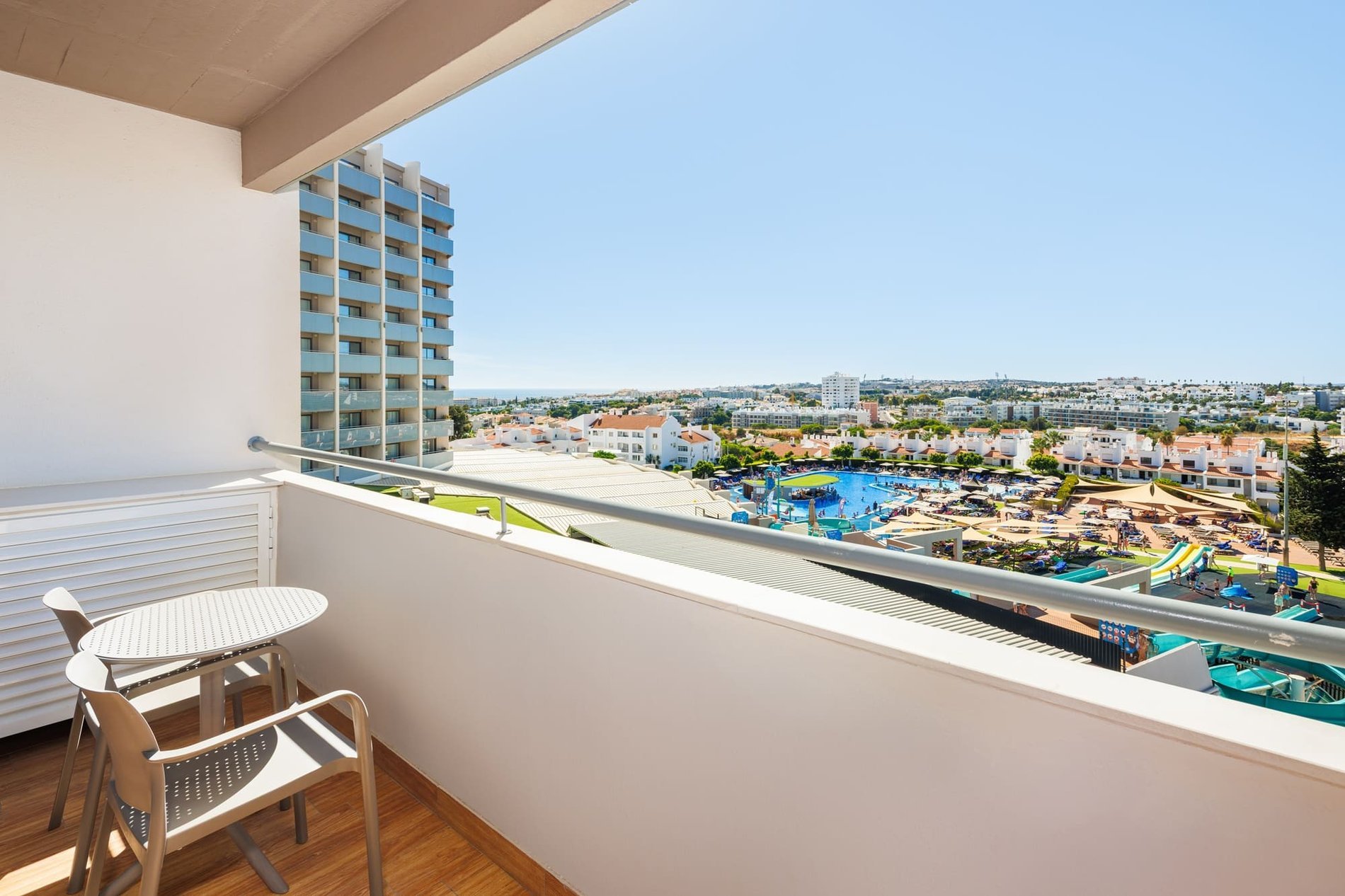 Balcon de la chambre familiale Plus avec une vue incroyable pour des vacances en famille à l’Hôtel Jupiter Albufeira