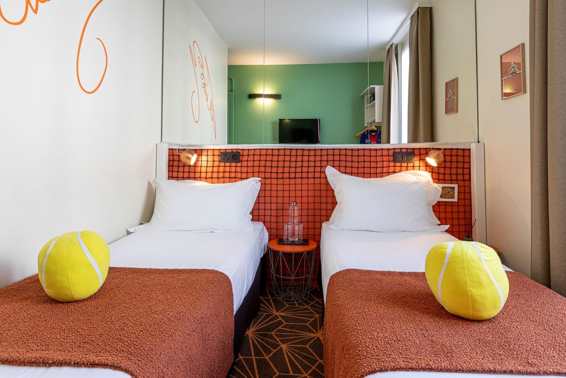 Chambre classique twin à l'hôtel Olympic à Boulogne-Billancourt, près du stade Pierre de Coubertin et de l'Arc de Triomphe.