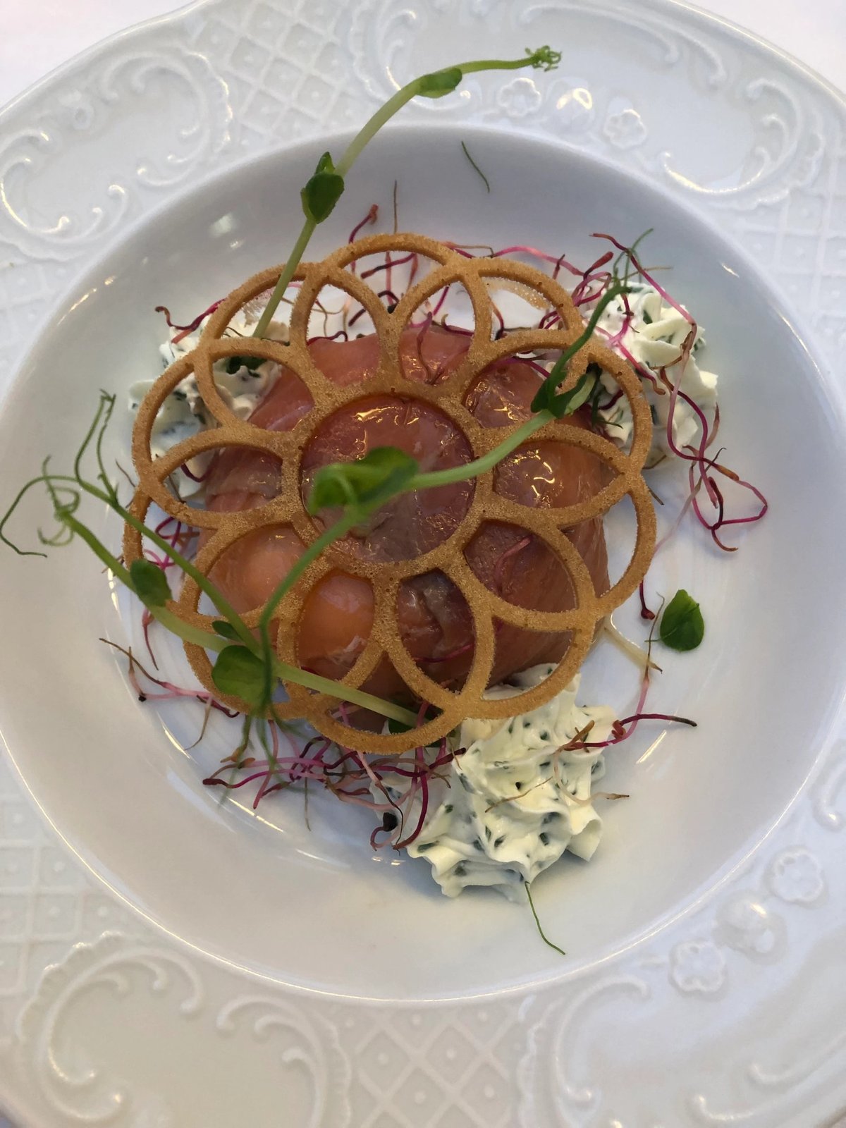Château de la Rozelle, Plat gastronomique avec du saumon fumé et une décoration raffinée au restaurant Best Western Plus Masqhotel à La Rochelle.