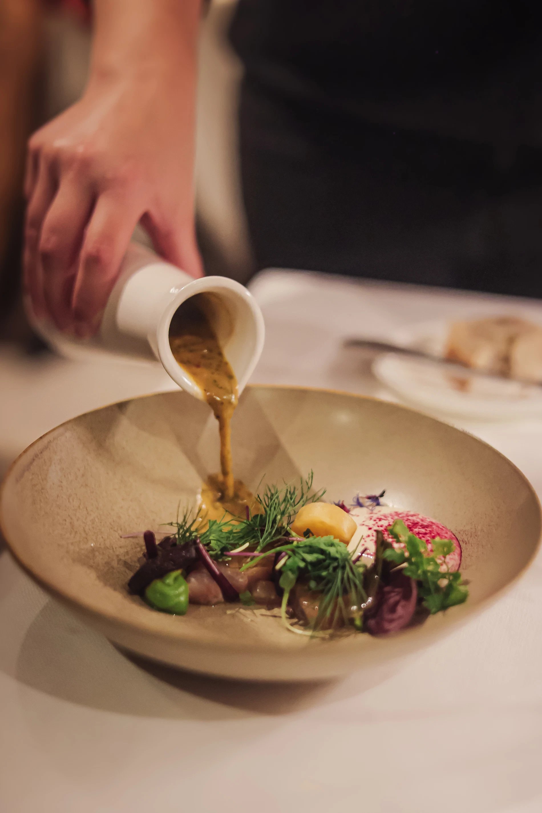 Assiette raffinée servie au restaurant Akko, une table gastronomique à Bilzen.