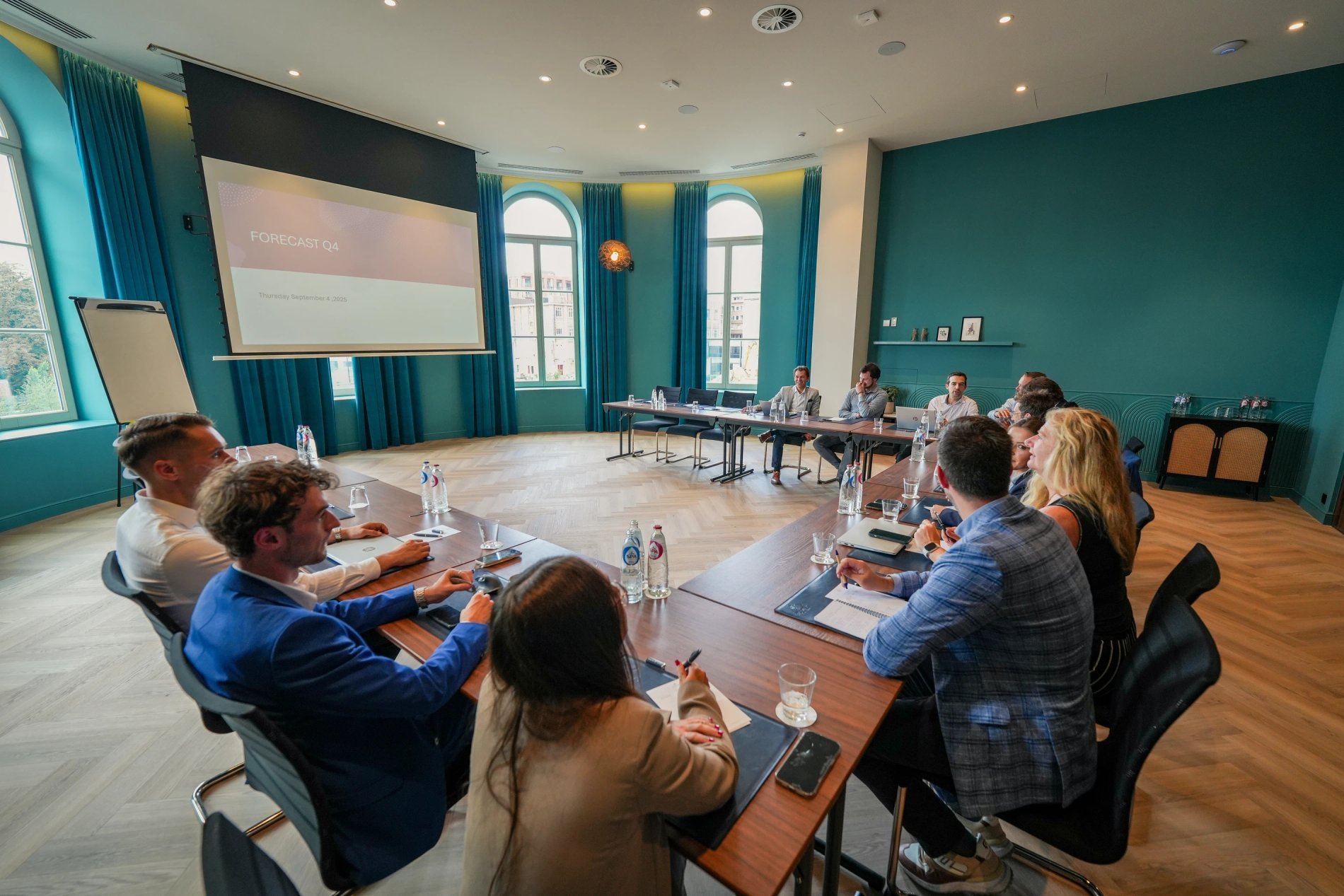 Salle de réunion lumineuse et équipée au Martin's Klooster à Louvain.