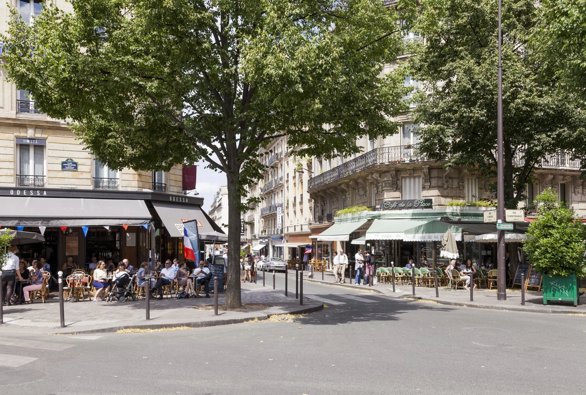 Vue extérieure d'une terrasse de café à Paris