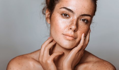 Soin visage naturel au Mont Spa Les Trésoms à Annecy, pour une peau douce et éclatante.