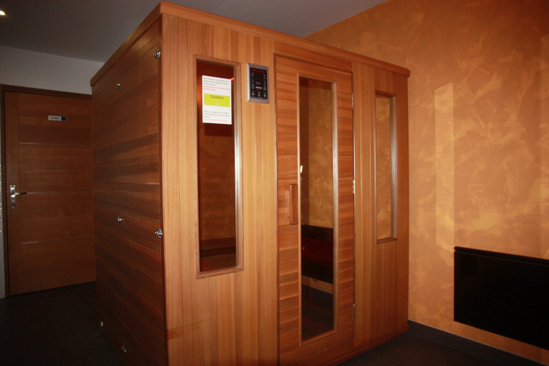 Sauna en bois dans une pièce intérieure de Villa Corrèze Aventure.