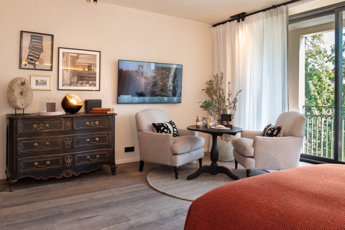 Isle de Leos, Intérieur raffiné de la Chambre Deluxe avec décoration provençale à L’Isle de Leos