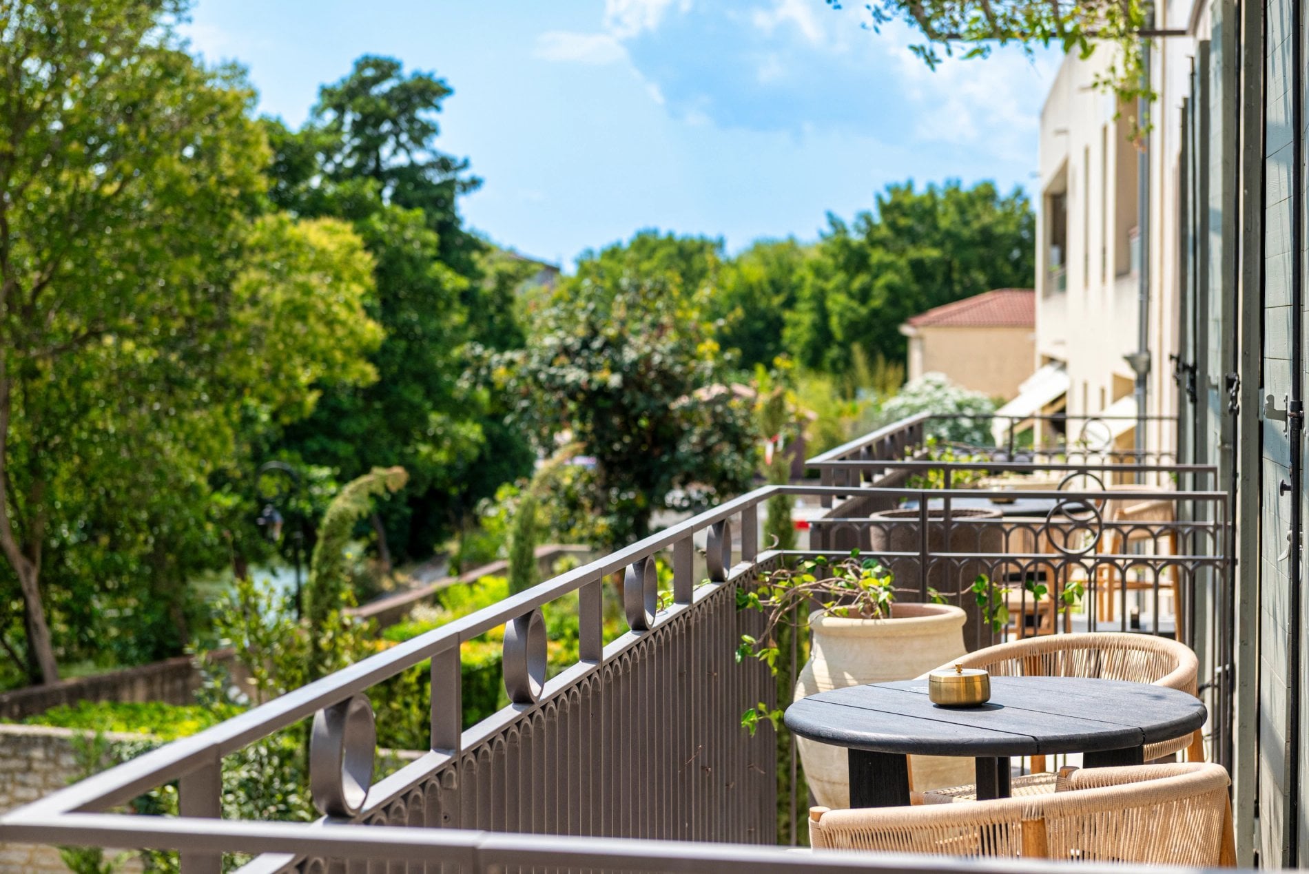 Balcon d'une chambre donnant sur les jardins de L’Isle de Leos