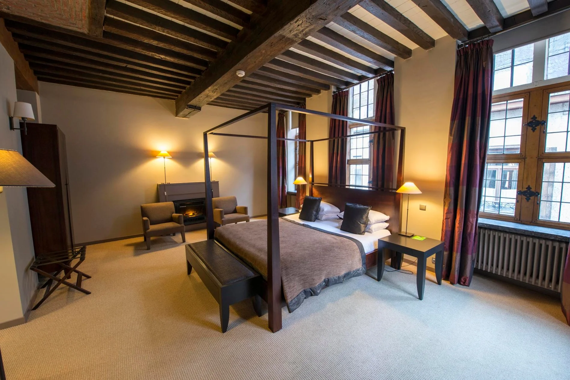 Chambre authentique avec poutres apparentes au Martin's Klooster à Louvain.