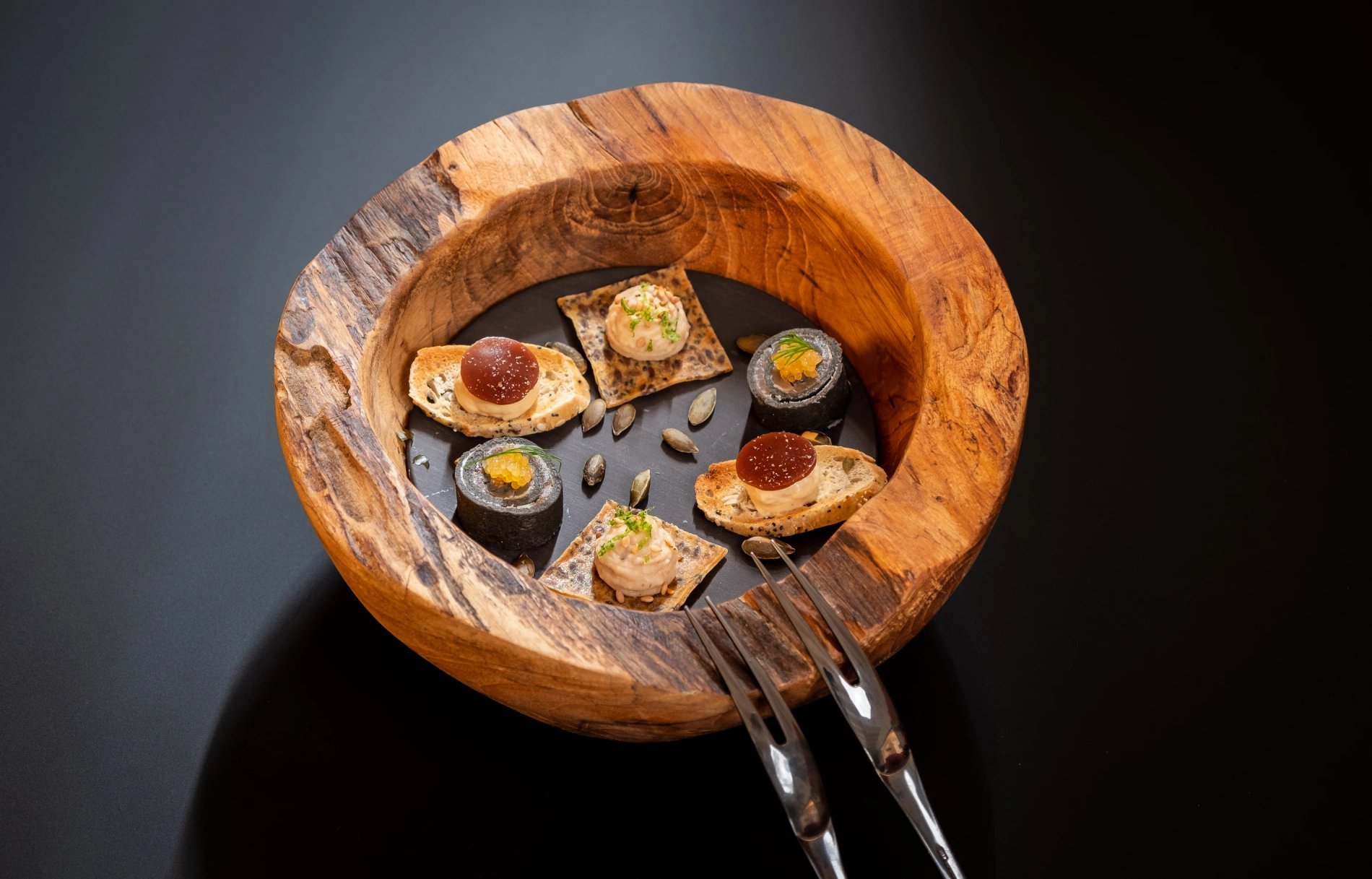 A gourmet dish presented in a wooden bowl at Auberge du Bon Laboureur in Chenonceaux.