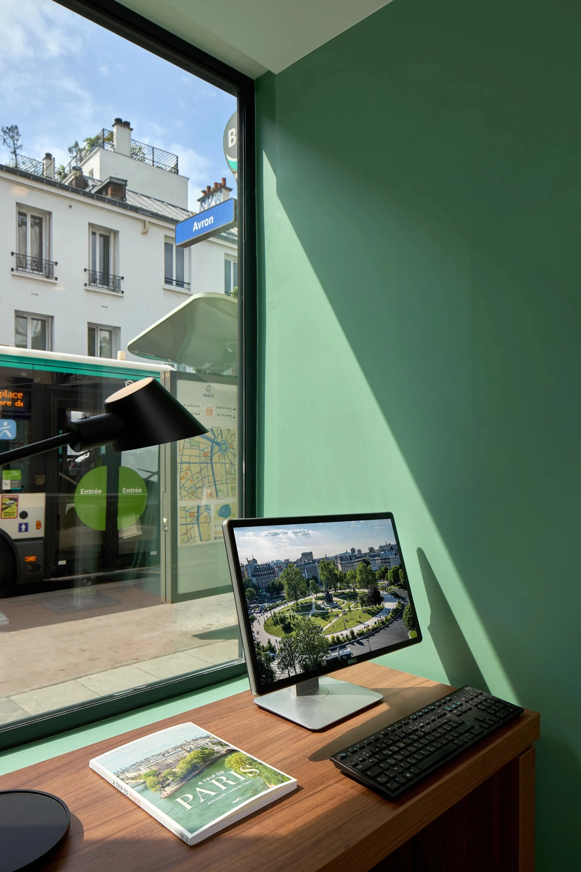 Espace de travail moderne avec vue au Timhotel Nation