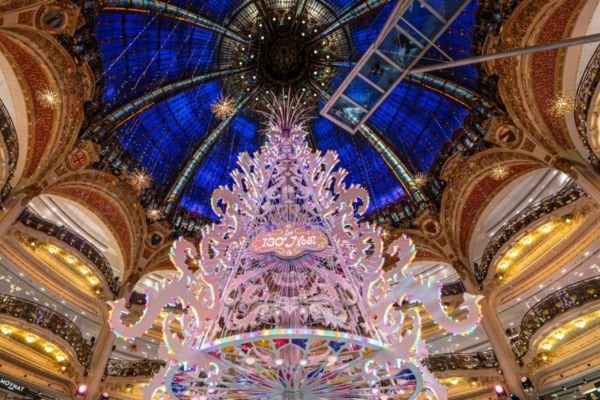 Façade illuminée des Galeries Lafayette pour le shopping de Noël