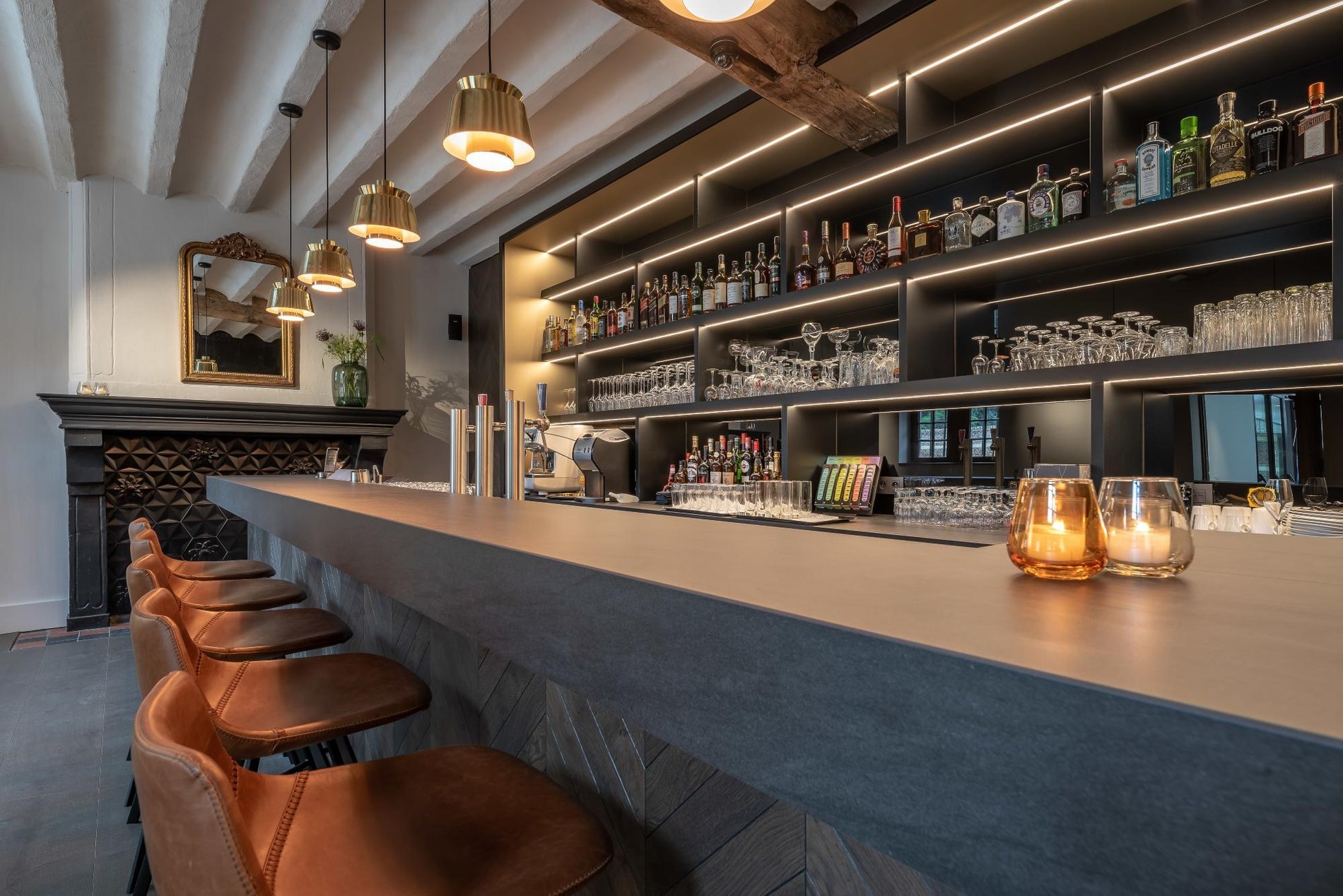 Interieur van de Knight Bar, ideaal voor een gezellig moment in Bilzen.