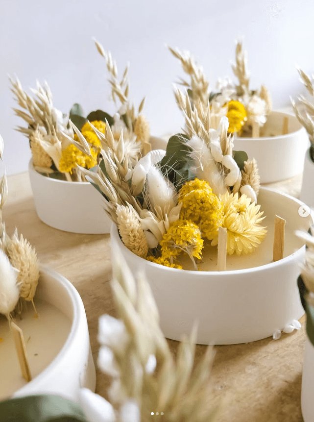 Atelier créatif à Morzine animé par Tania de Bal : fabrication de bougies naturelles parfumées et décoration avec fleurs séchées locales dans une ambiance chaleureuse et végétale.