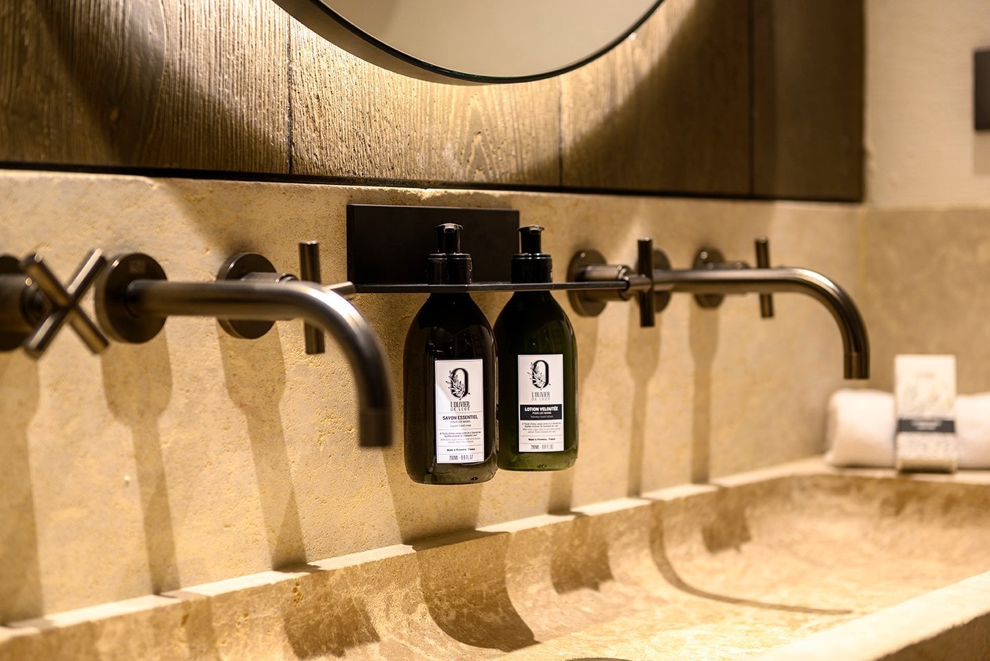 Produits d’accueil haut de gamme dans la salle de bain de L'Isle de Leos