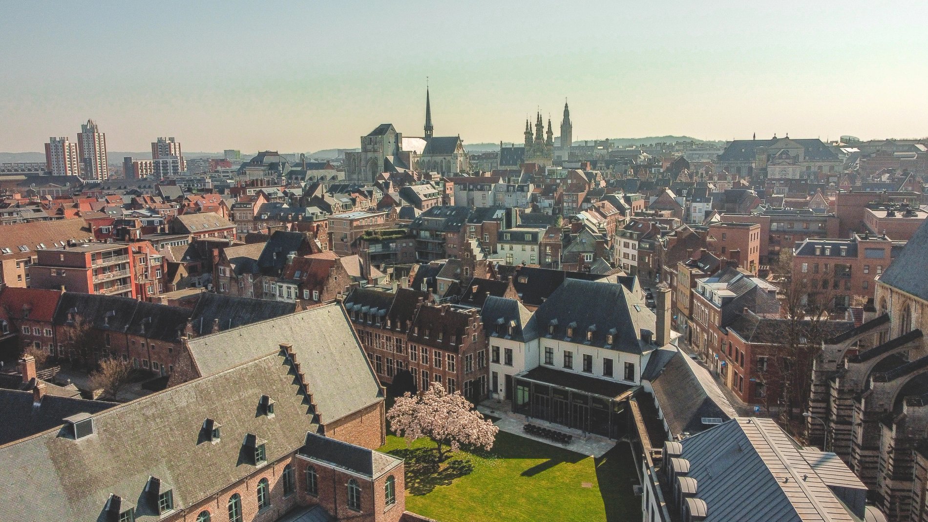 Panoramisch luchtzicht op Leuven met Martin's Klooster en zijn omgeving.