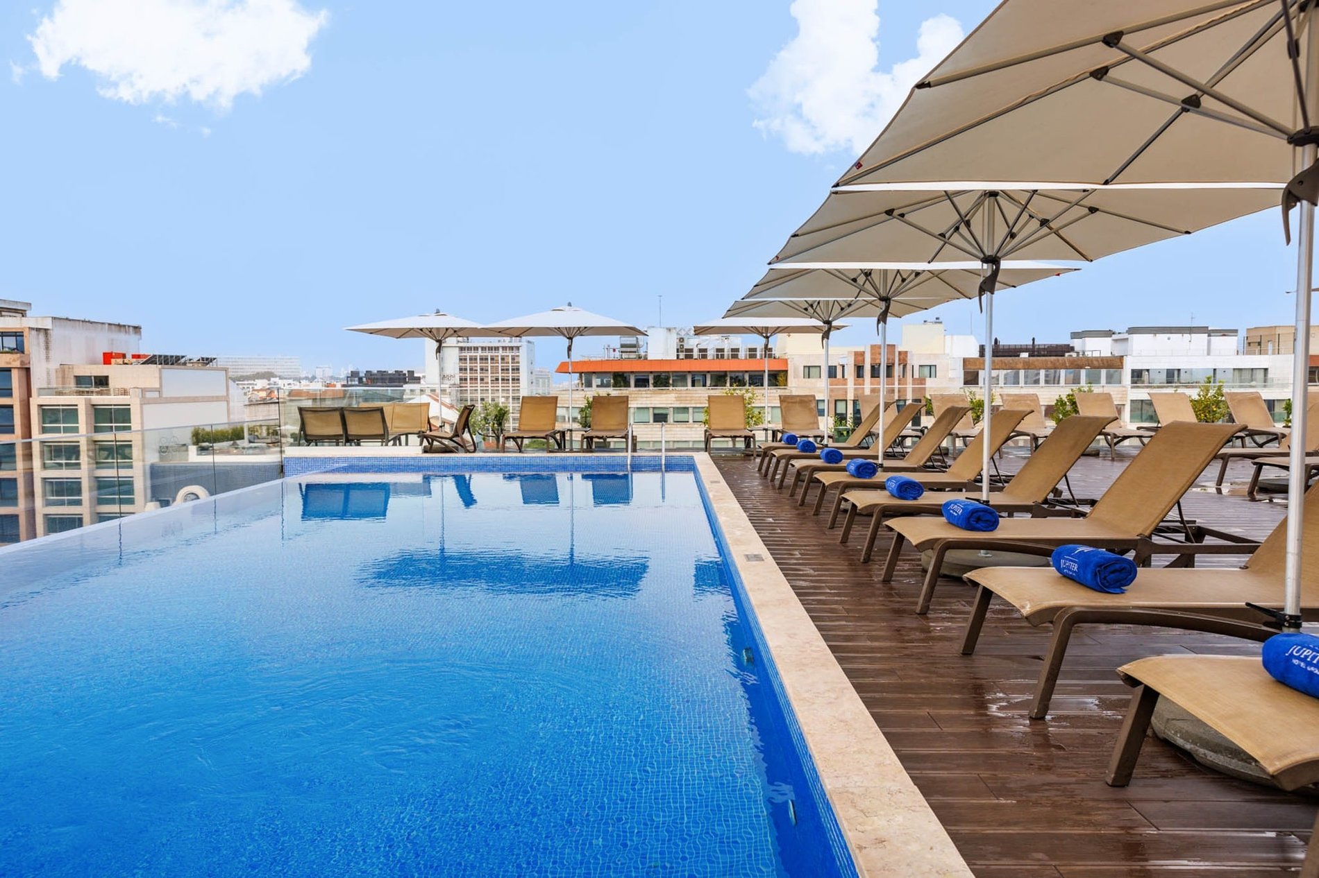 Piscina e lettini organizzati sul rooftop del Jupiter Lisboa Hotel