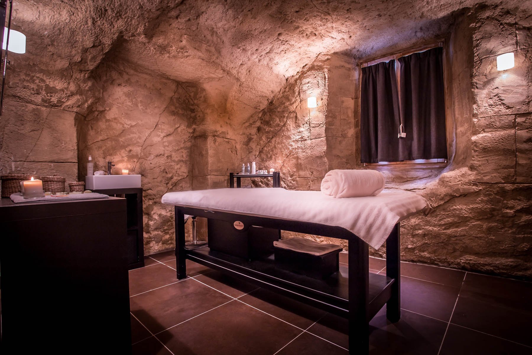 Massage table in the Wellness Spa "Pure Altitude" of the Grand Aigle Hotel & Spa in Serre Chevalier