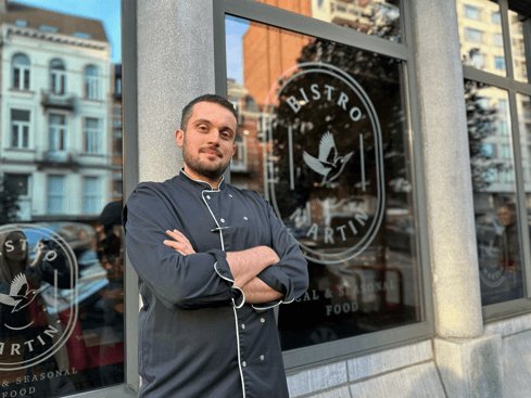Koch vor dem Restaurant Martin's Brussels EU