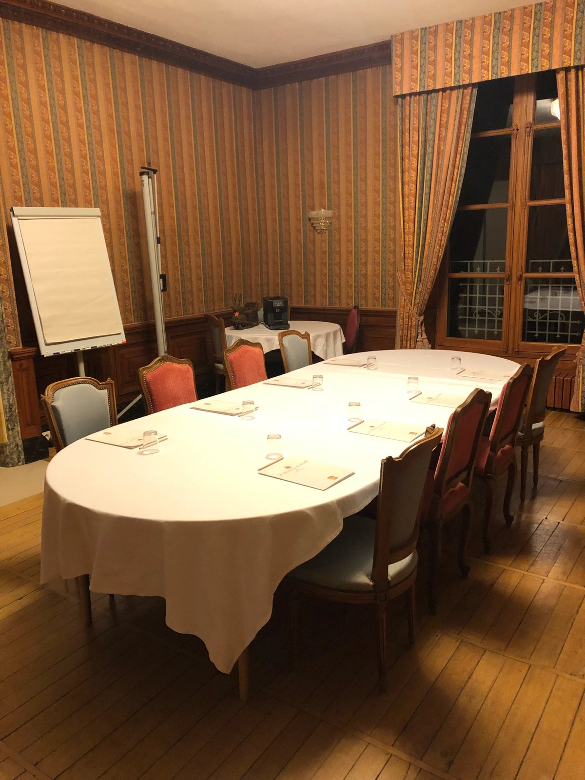 Château de la Rozelle, Salle de réunion avec une grande table ovale et des chaises dans un hôtel à La Rochelle.