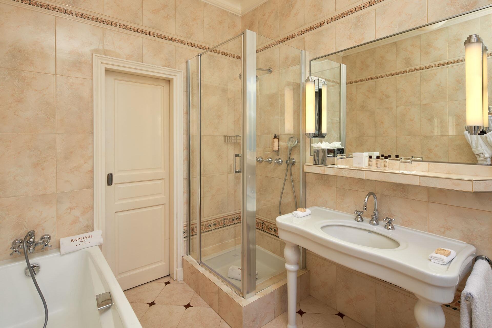 Hotel Raphael Paris Junior Suite - Bathroom