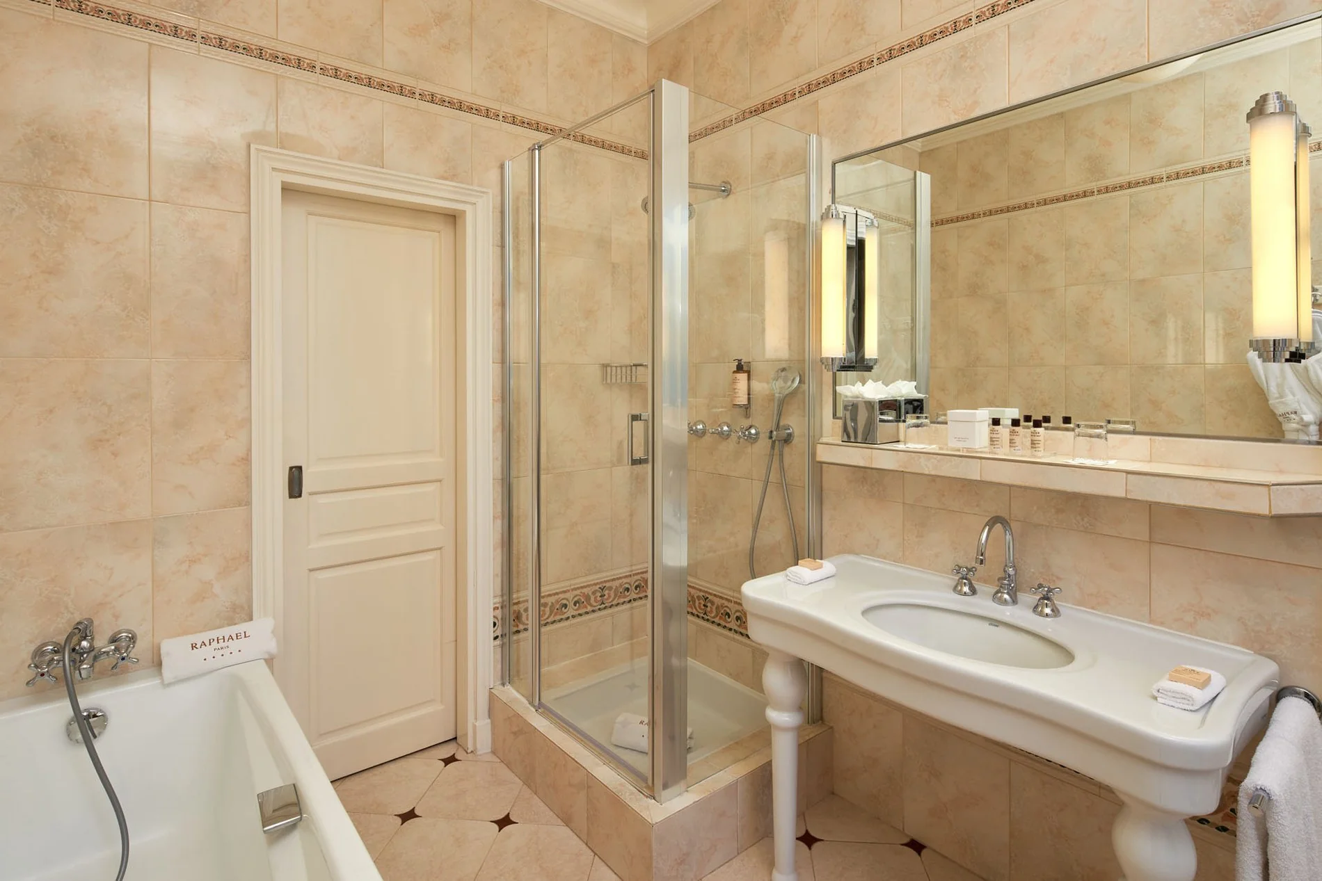 Hôtel Raphael | Junior Suite bathroom