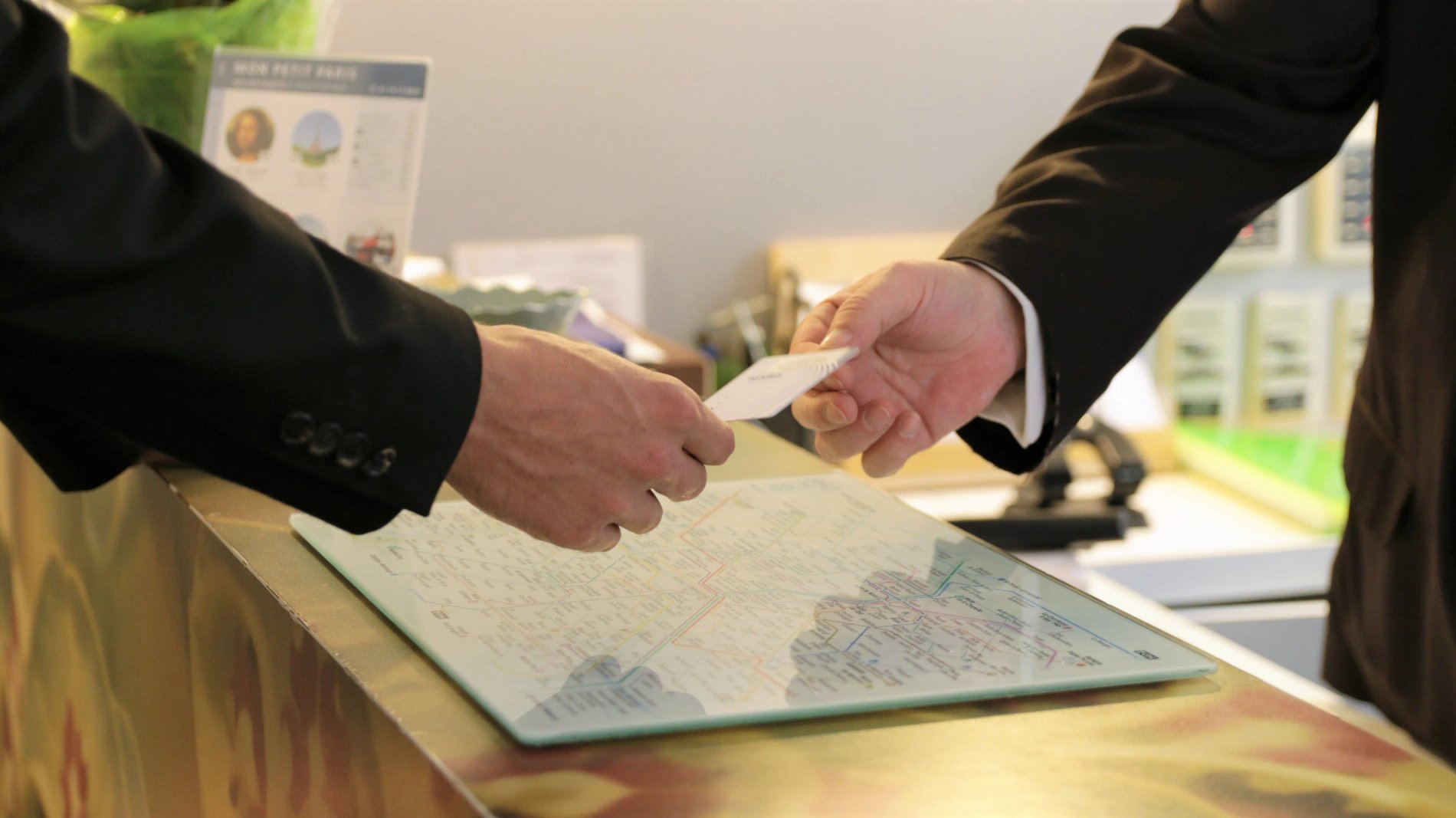 Accueil personnalisé à la réception de l’Hôtel Glasgow Monceau à Paris lors de l’enregistrement d’un client
