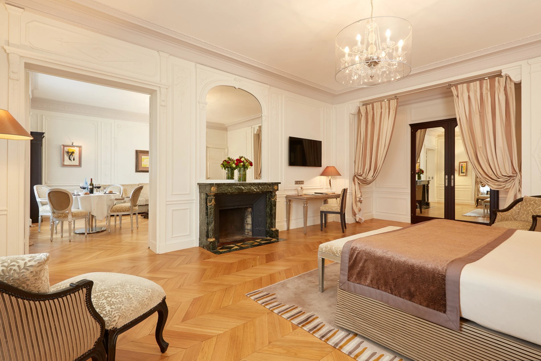 Suite élégante du Majestic Hotel-Spa avec salon et décoration parisienne