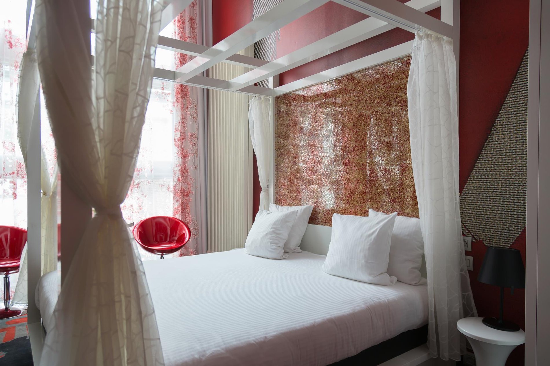 Gemütliches Zimmer mit Himmelbett und Ziegelwand.