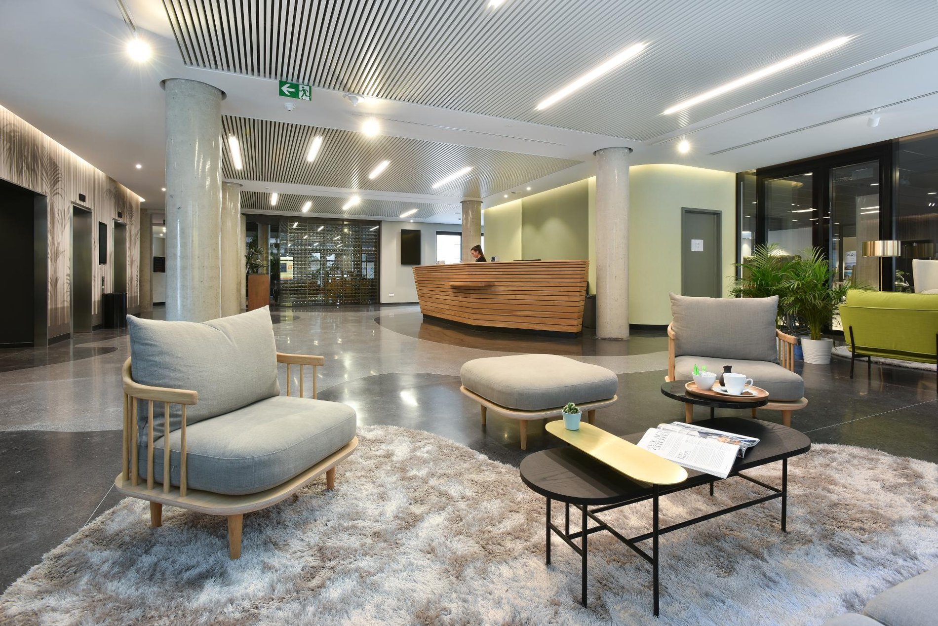 Moderner und großzügiger Lobbybereich mit Entspannungszonen bei Martin's Hotels.