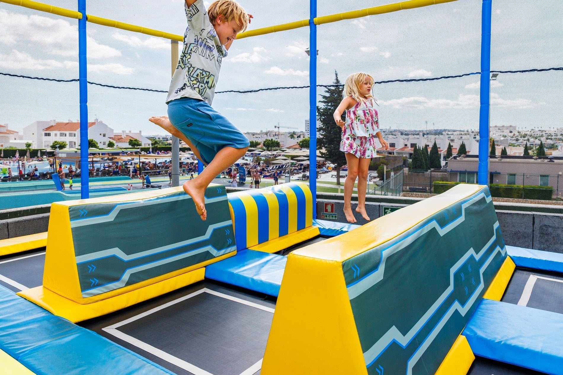 Criancas a saltar em insuflaveis do Gali Fun Park do Jupiter Albufeira Hotel