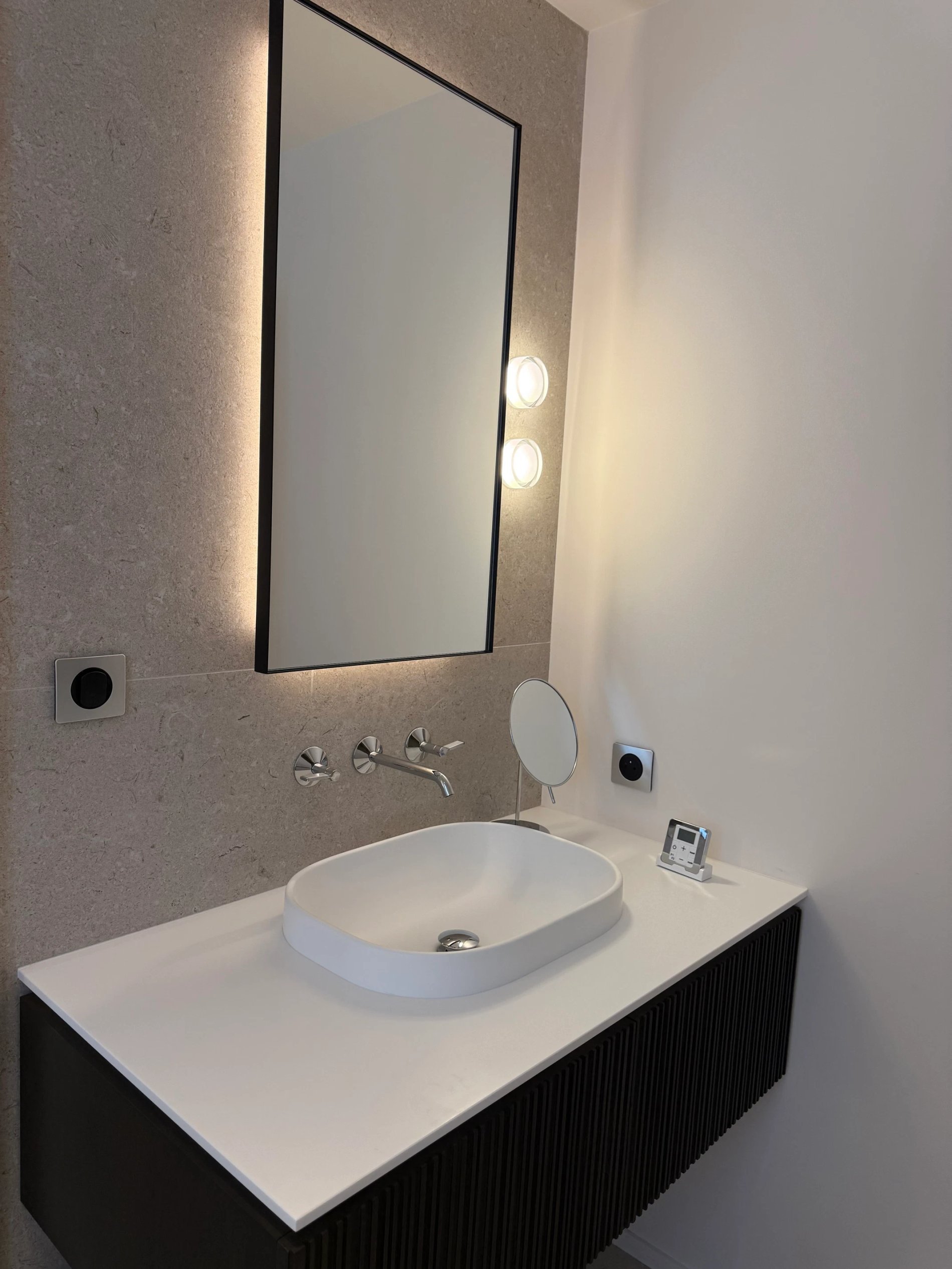 Salle de bain moderne avec vasque design dans la Suite Caractère de la Villa des Vignes