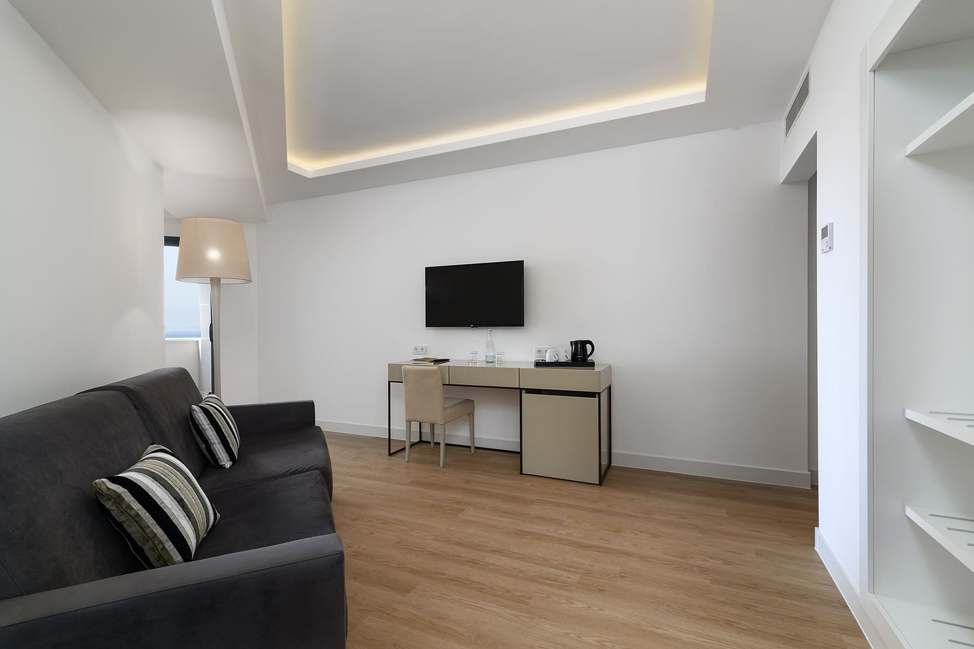 Réservez votre prochain séjour dans la Junior Suite, qui possède un grand salon et un balcon accueillant avec vue à l’Hôtel Jupiter Albufeira