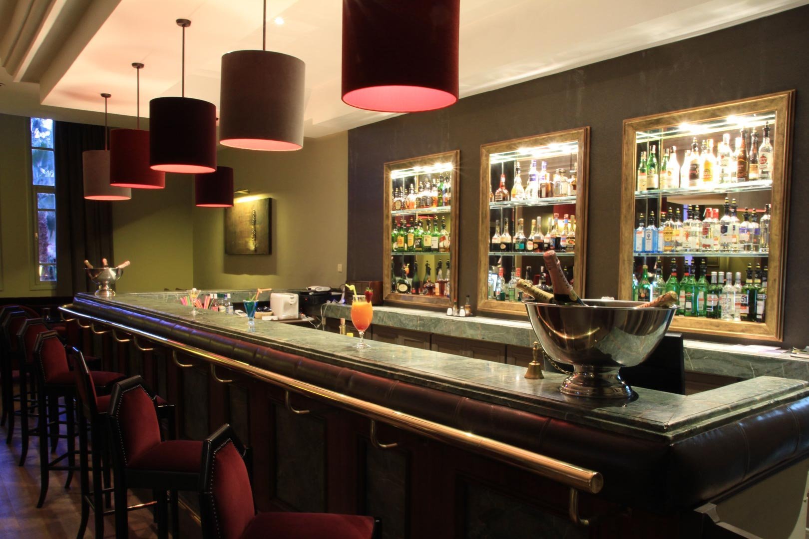 Bar élégant et moderne du Berbère Palace à Ouarzazate