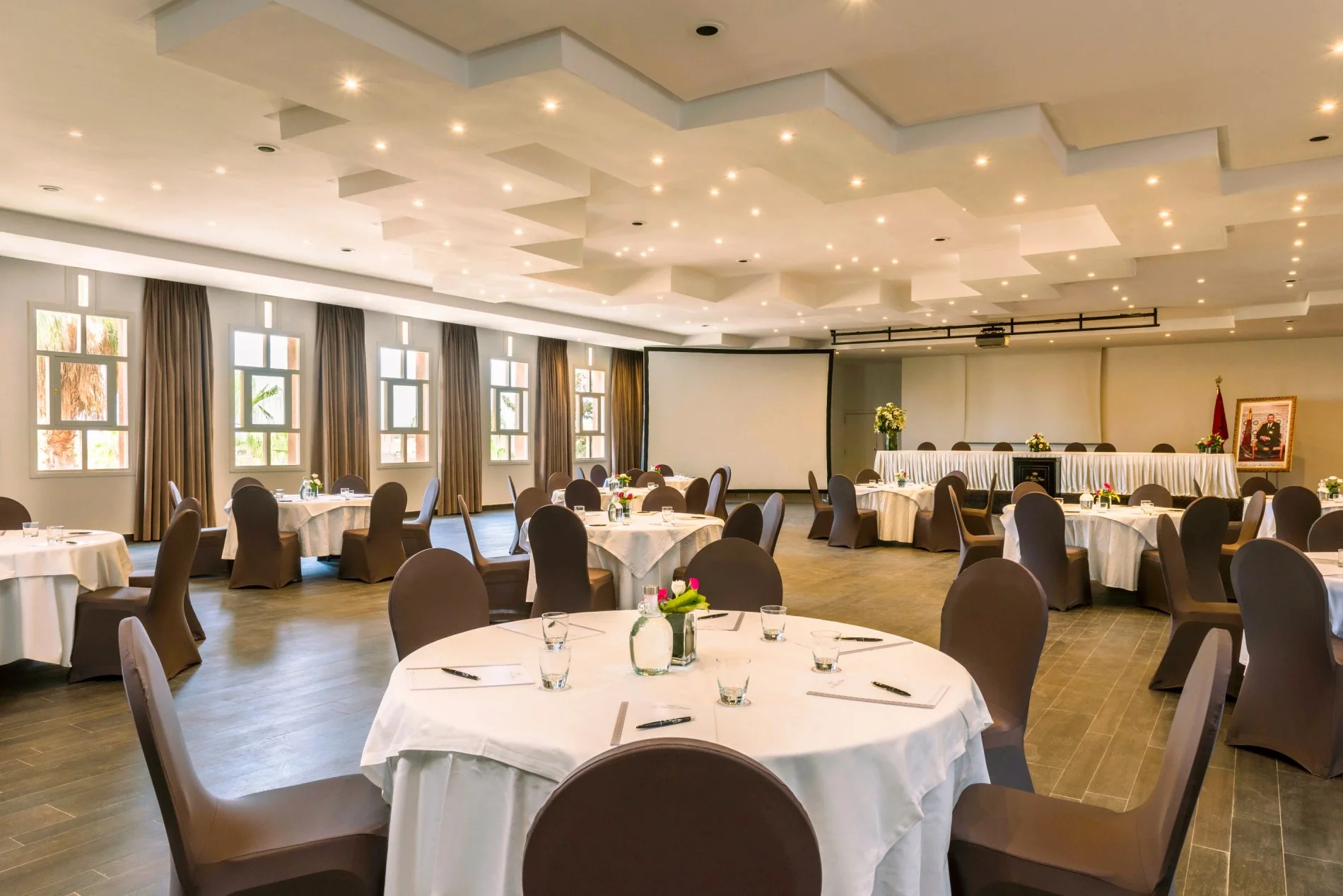 Salle de conférence avec tables rondes au Berbère Palace Ouarzazate