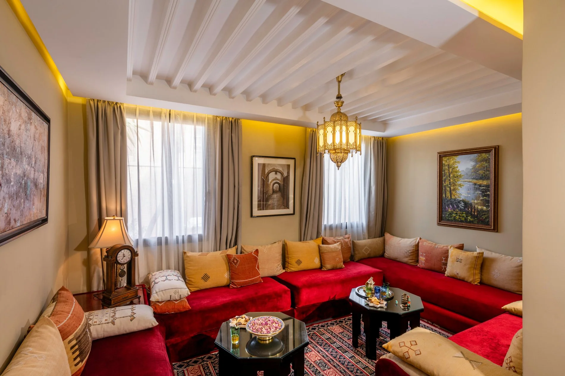 Coin détente lumineux dans la Suite Grand Vizir au Berbère Palace à Ouarzazate