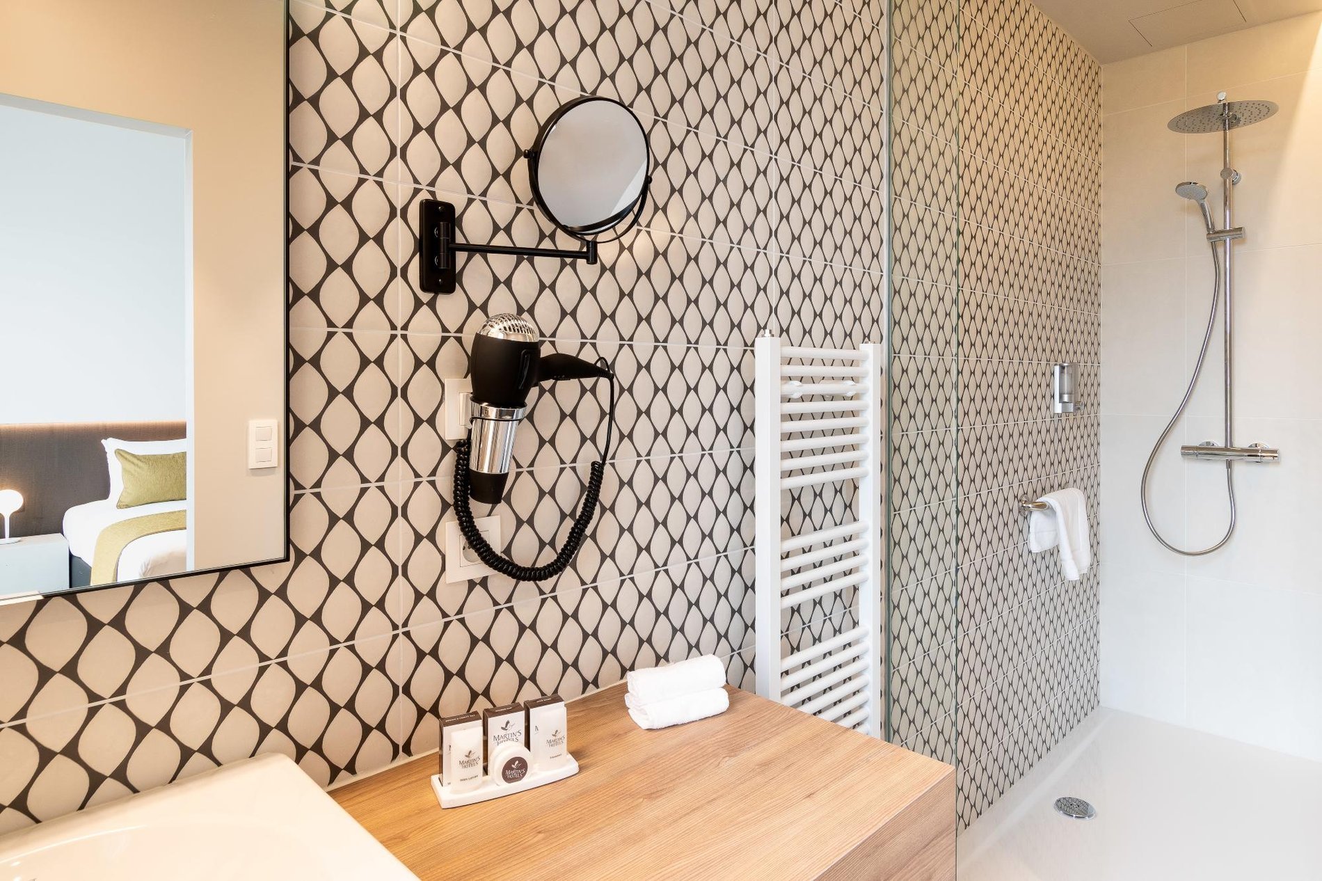 oderne badkamer met inloopdouche en elegante spiegels.