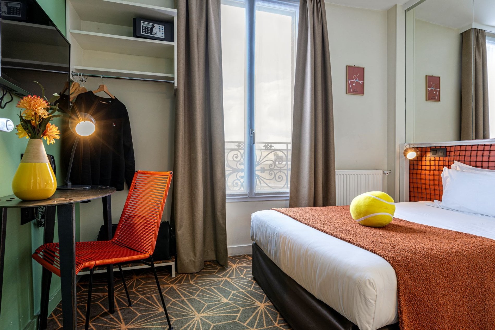 Chambre Classique Double Olympic à Boulogne-Billancourt avec lit double, espace bureau et décoration inspirée du tennis.