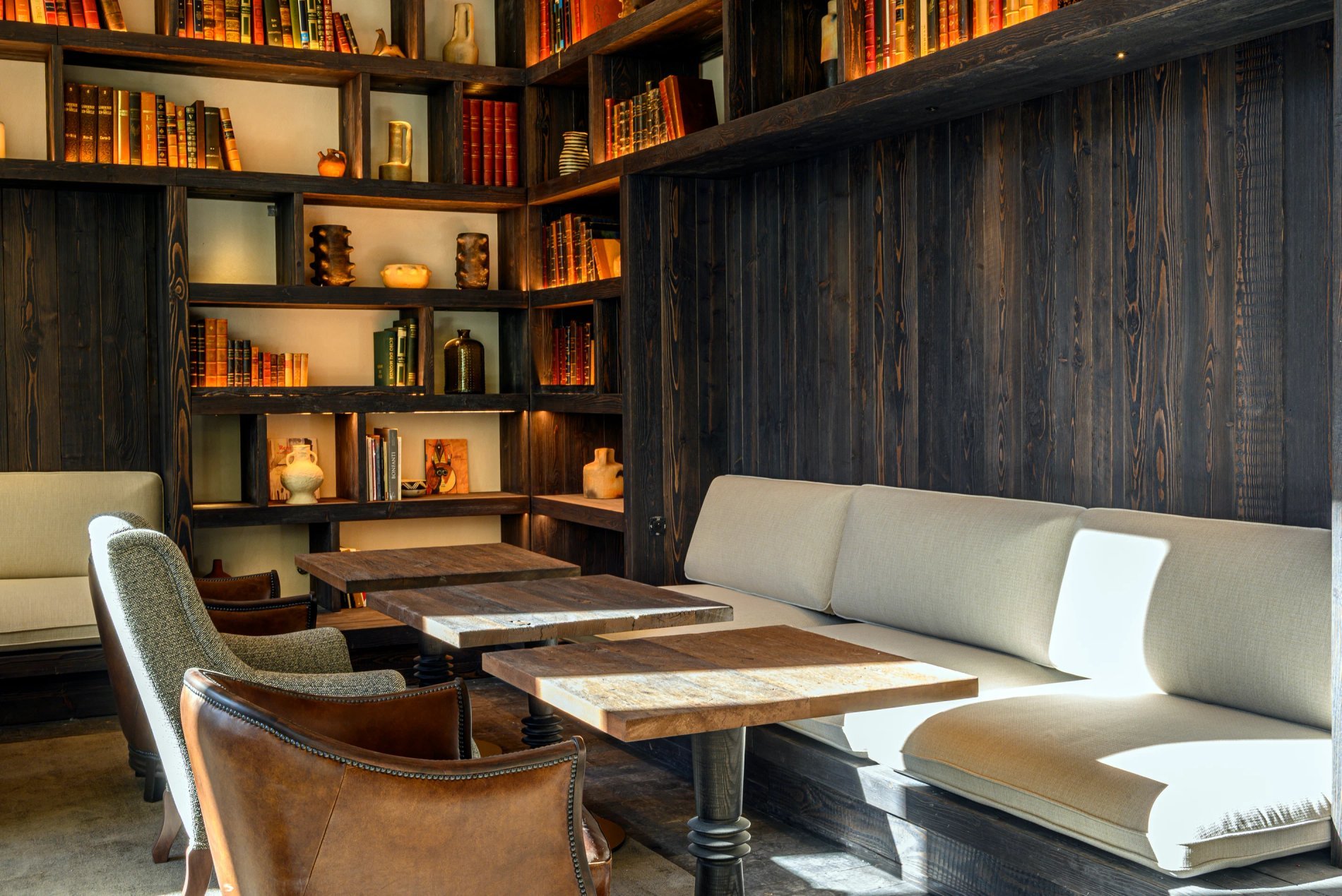 Bibliothèque chic et canapé dans un salon de L’Isle de Leos.